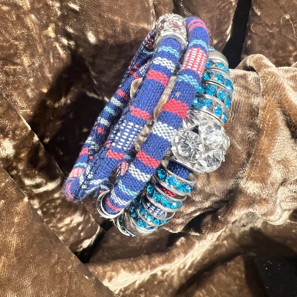 Fabric Wrap with Mix Crystals Spacers fits a 7โ inch Wrist Can Mix and Wraps
โ๏ธ - Picture 2 of 9